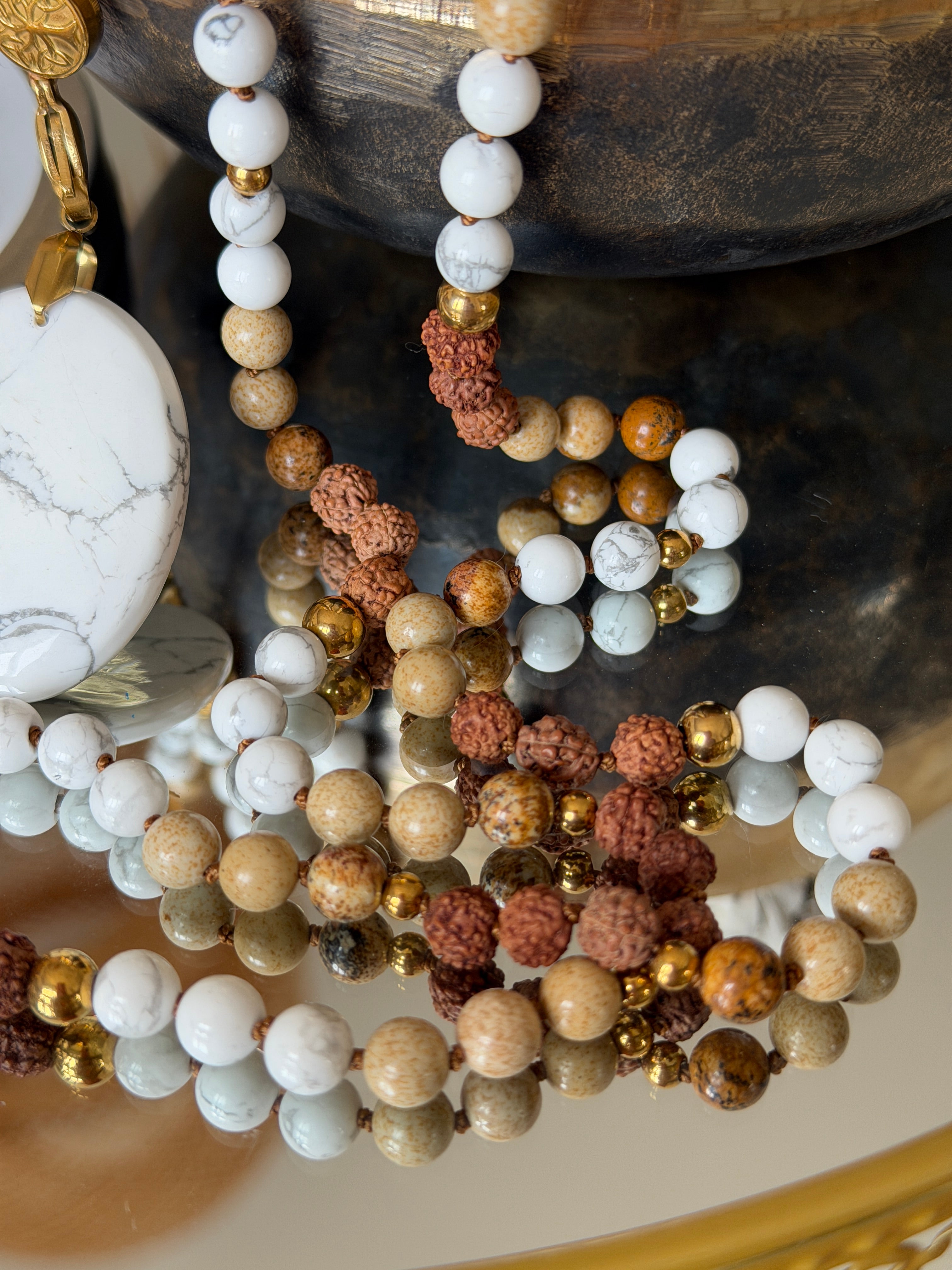 Mala n°107 - Revenir à l'essentiel - Howlite, Jaspe paysage et graines de Rudraksha