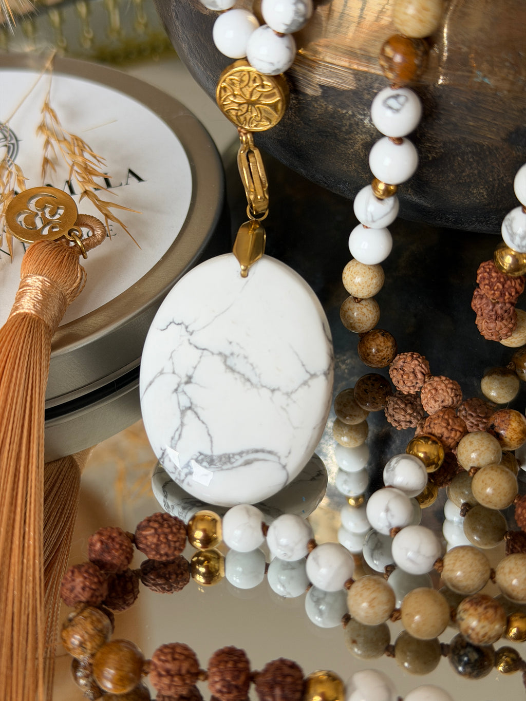 Mala n°107 - Revenir à l'essentiel - Howlite, Jaspe paysage et graines de Rudraksha