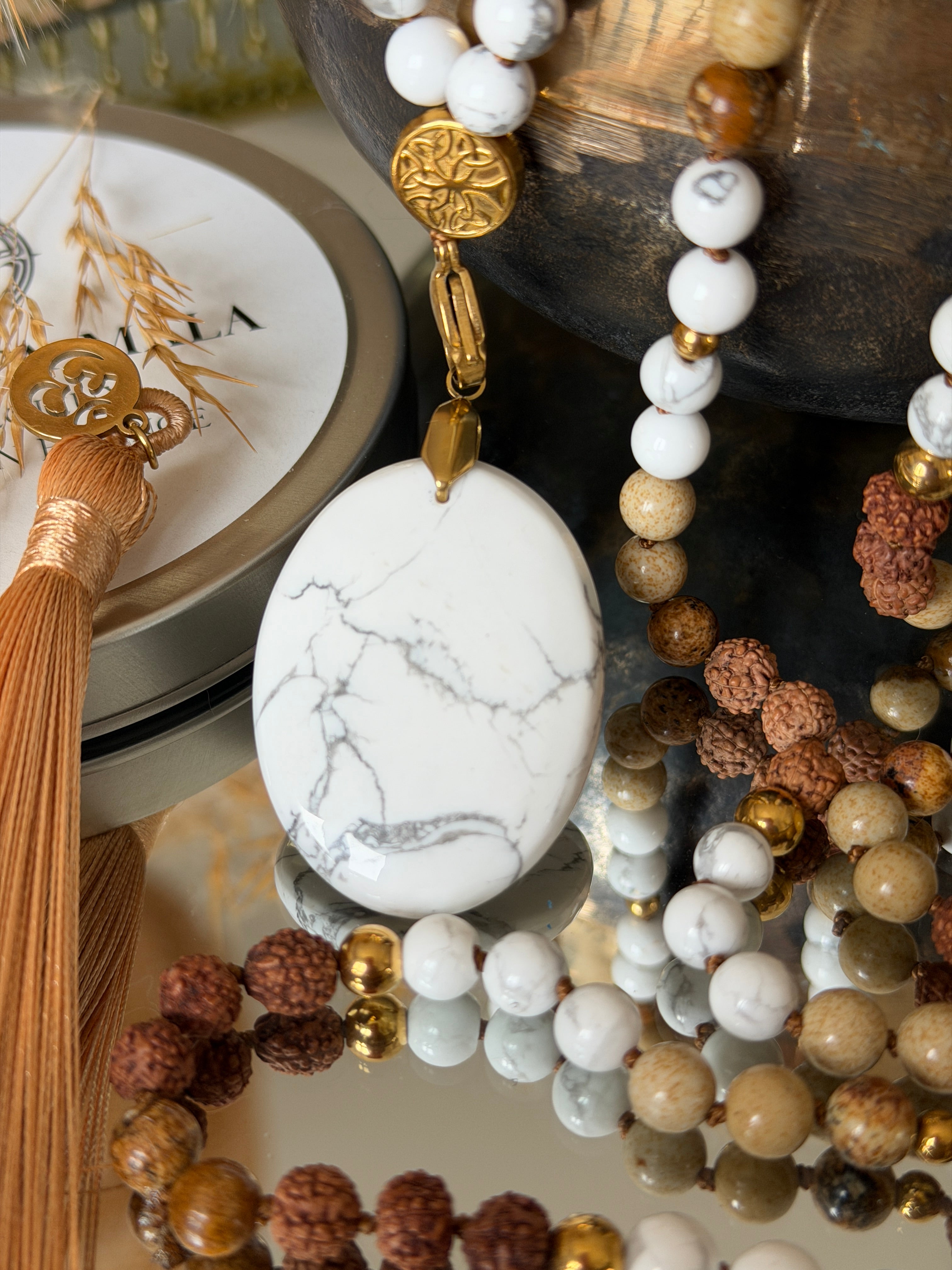 Mala n°107 - Revenir à l'essentiel - Howlite, Jaspe paysage et graines de Rudraksha