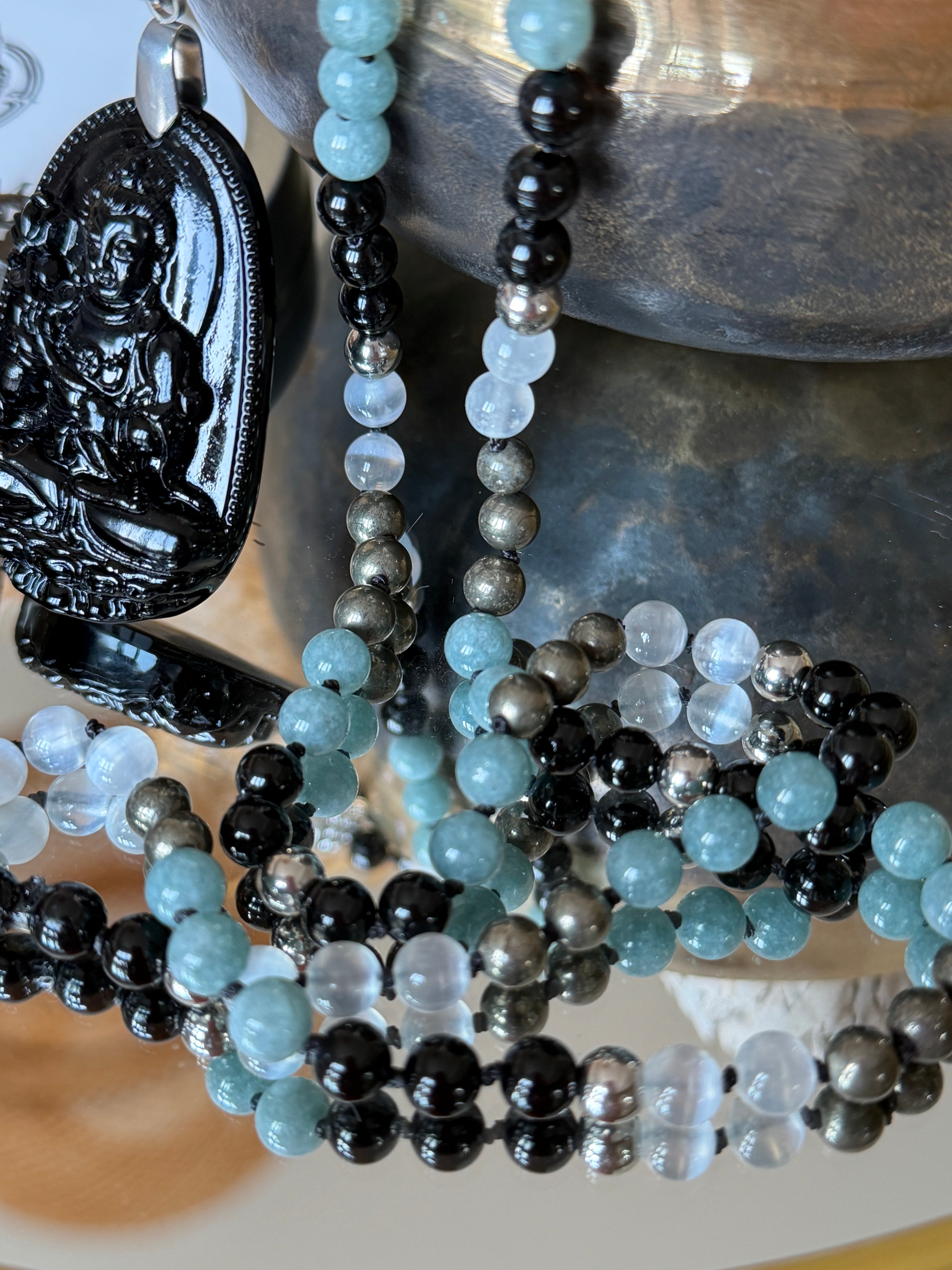Mala n°112 - Fondations sacrées - Onyx noir, Sélénite, Pyrite et Jade du Guatemala