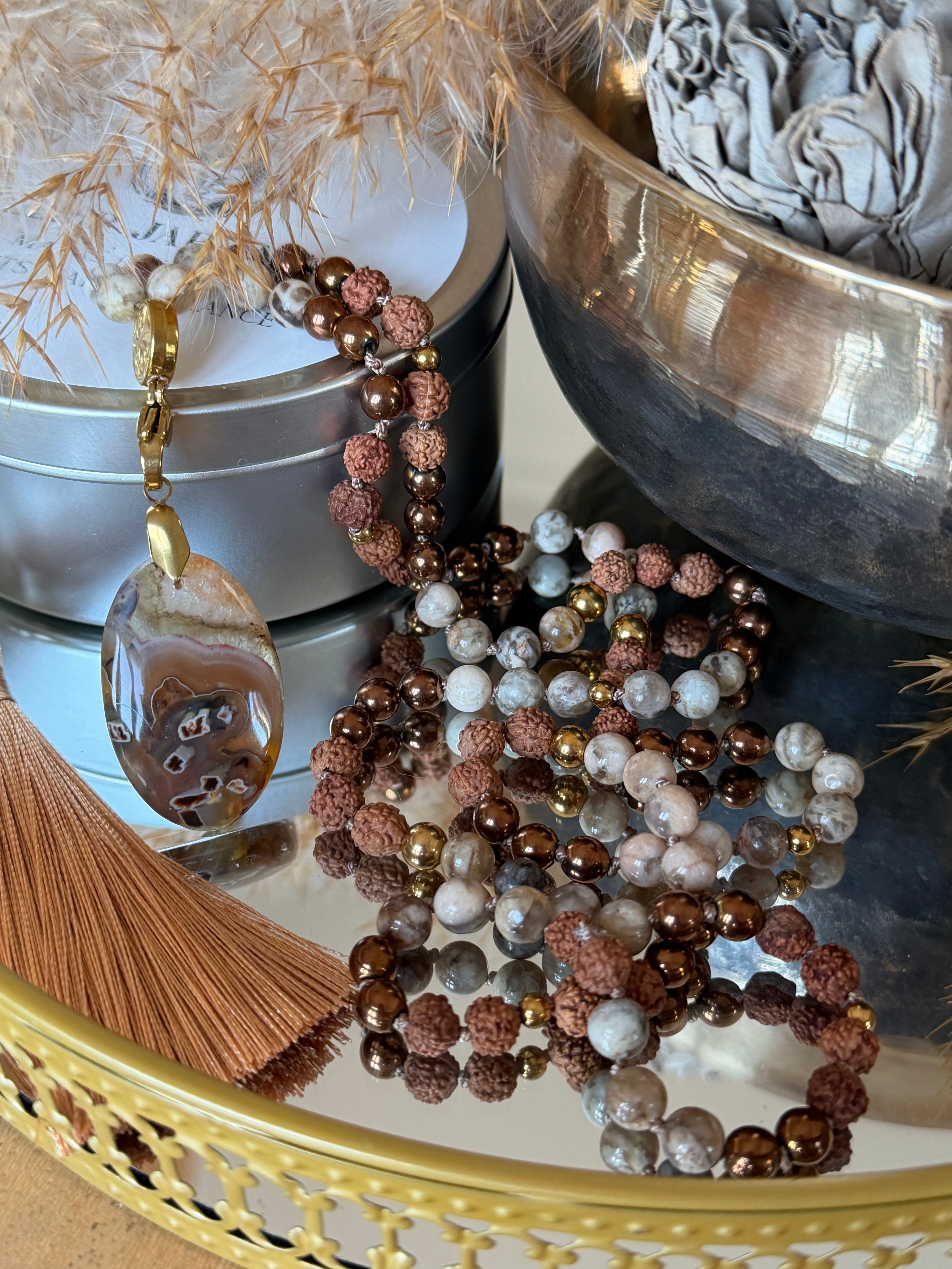 Mala n°122 - Racines intérieures - Feldspath, Hématite et graines de Rudraksha