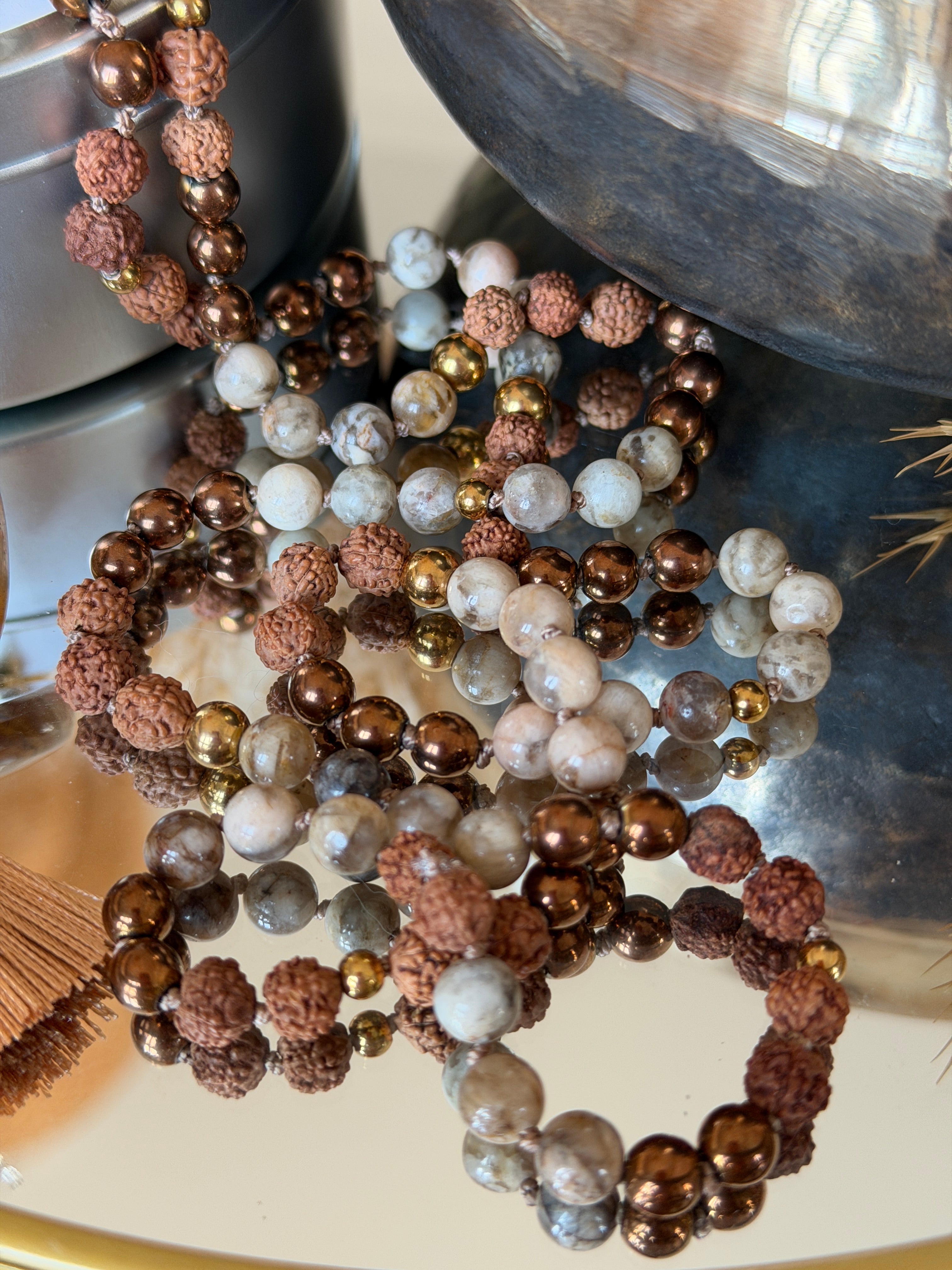 Mala n°122 - Racines intérieures - Feldspath, Hématite et graines de Rudraksha