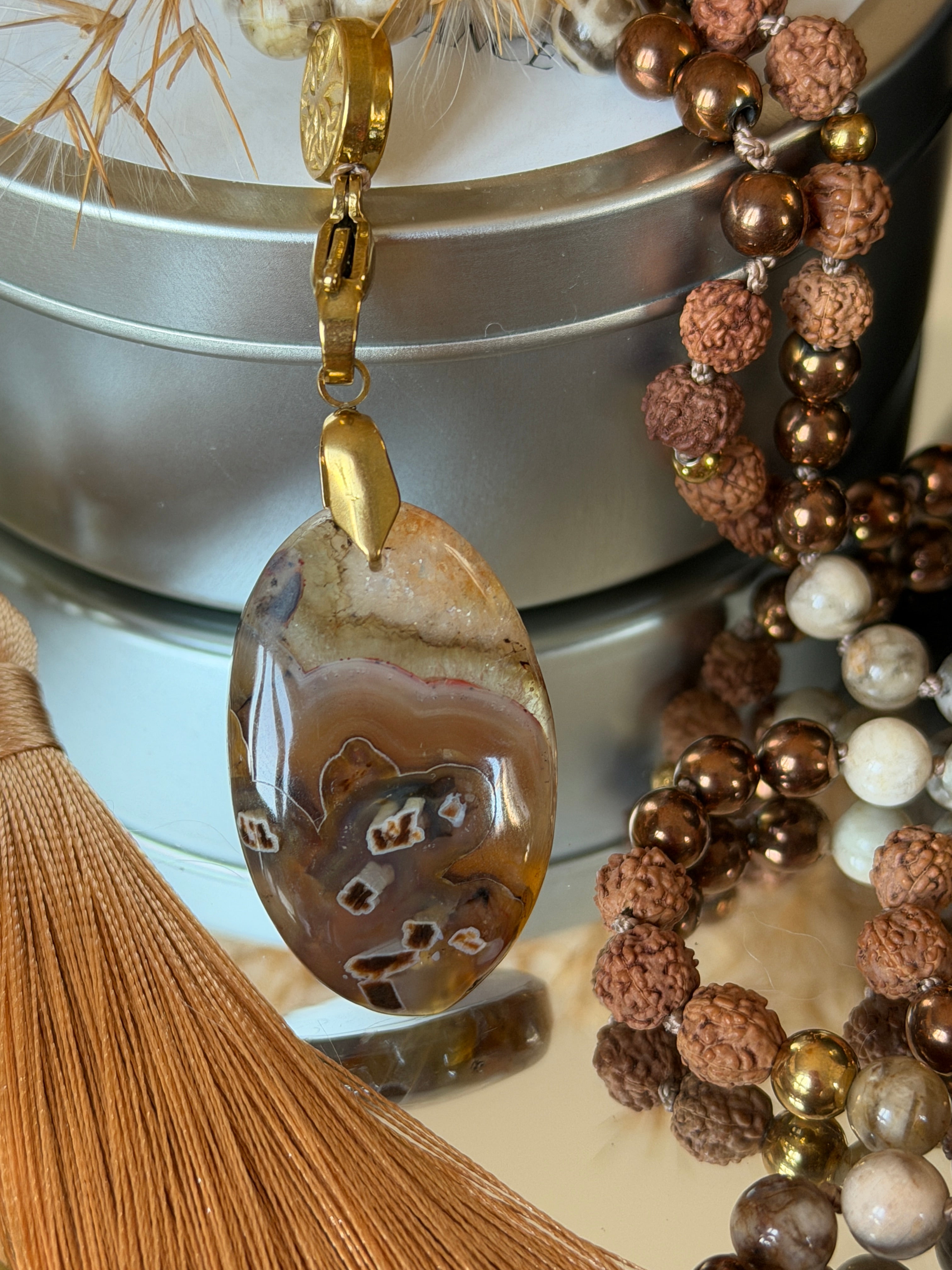 Mala n°122 - Racines intérieures - Feldspath, Hématite et graines de Rudraksha