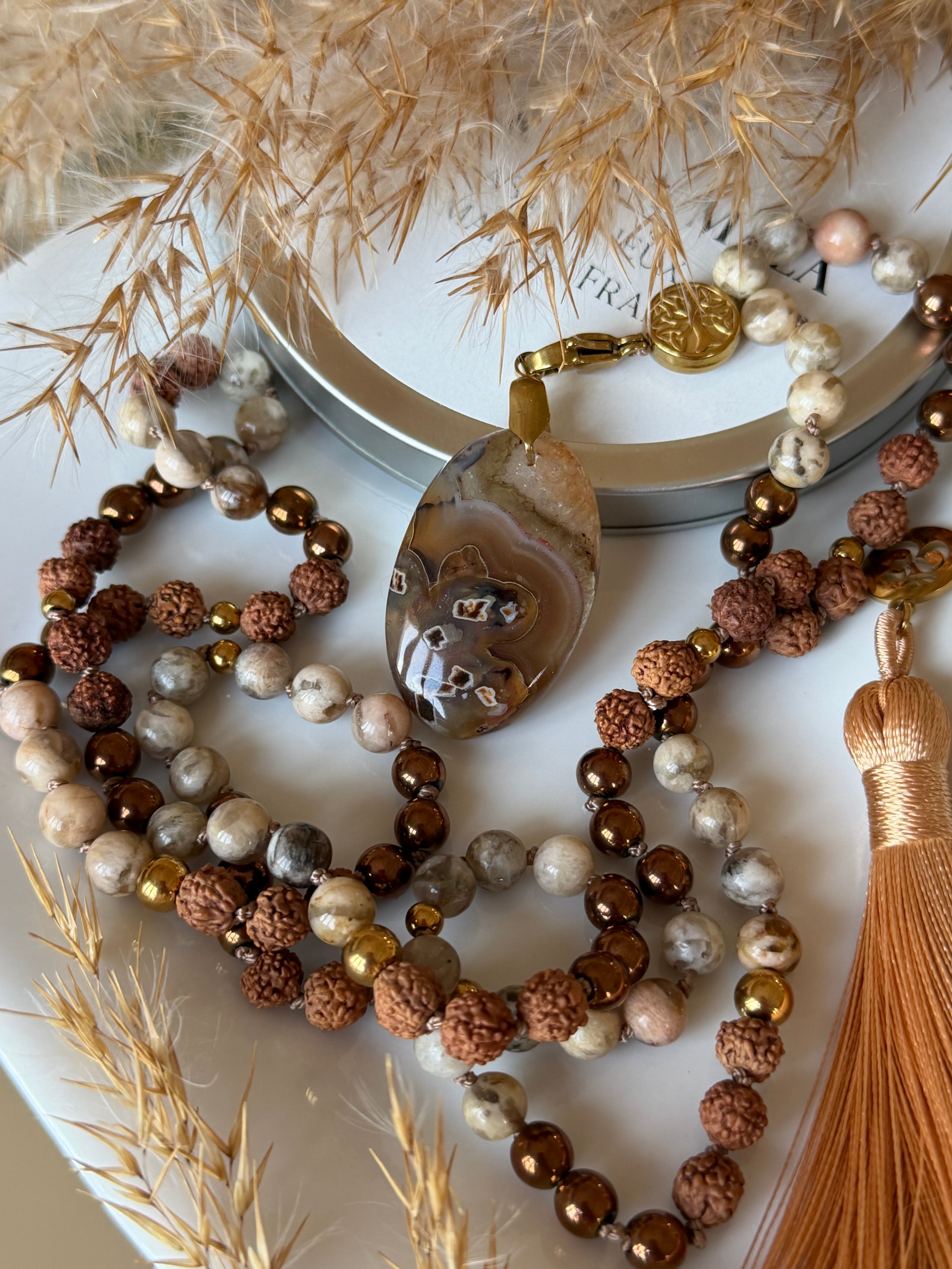 Mala n°122 - Racines intérieures - Feldspath, Hématite et graines de Rudraksha