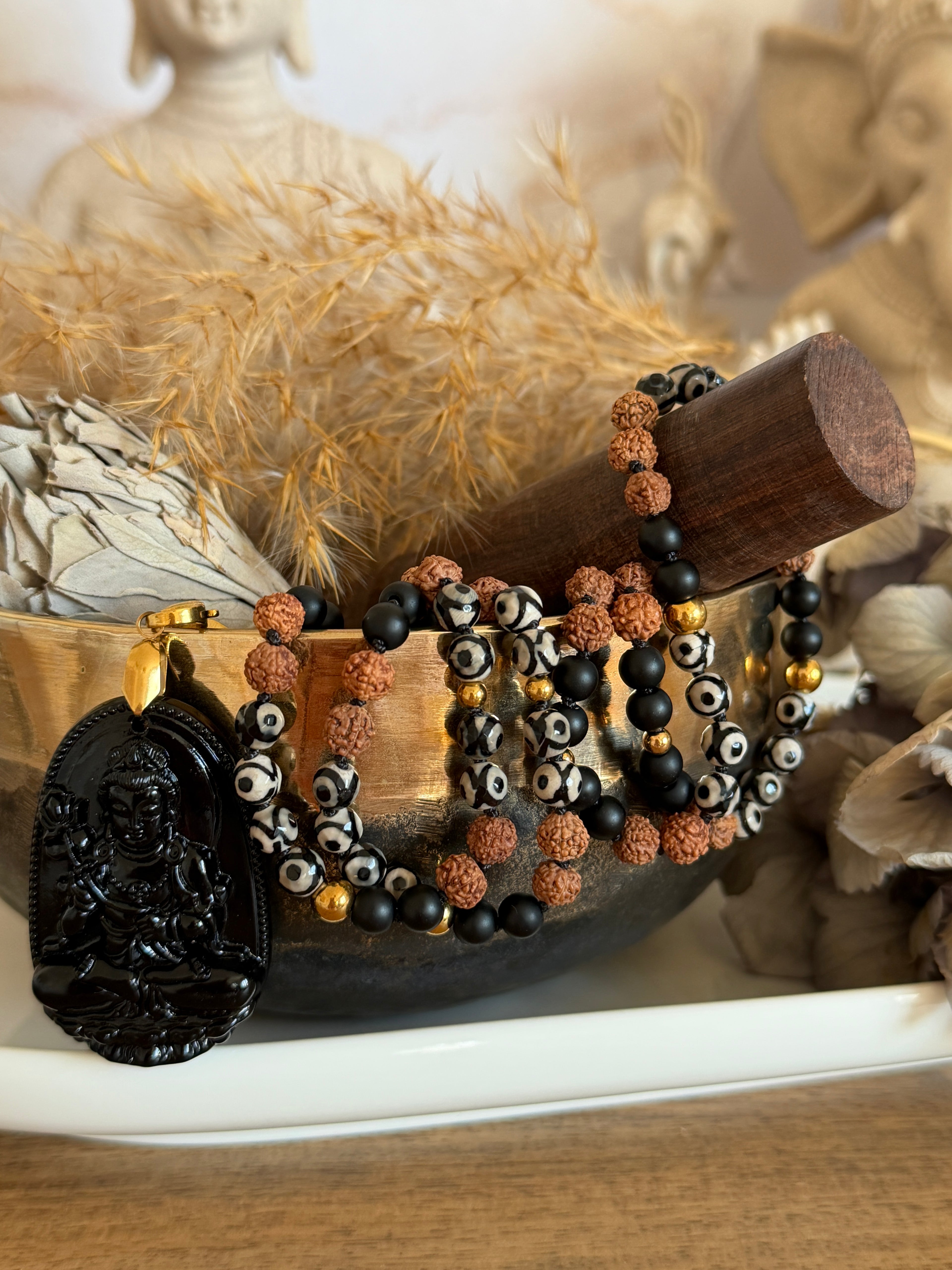 Mala n°132 - Ancrage profond - Agate dzi, Onyx noire matte et graines de Rudraksha