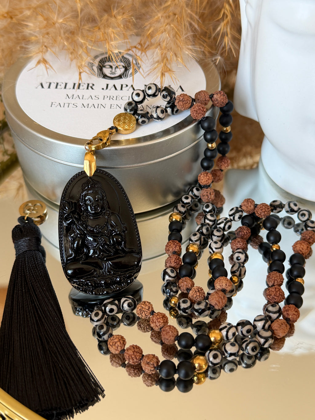 Mala n°132 - Ancrage profond - Agate dzi, Onyx noire matte et graines de Rudraksha