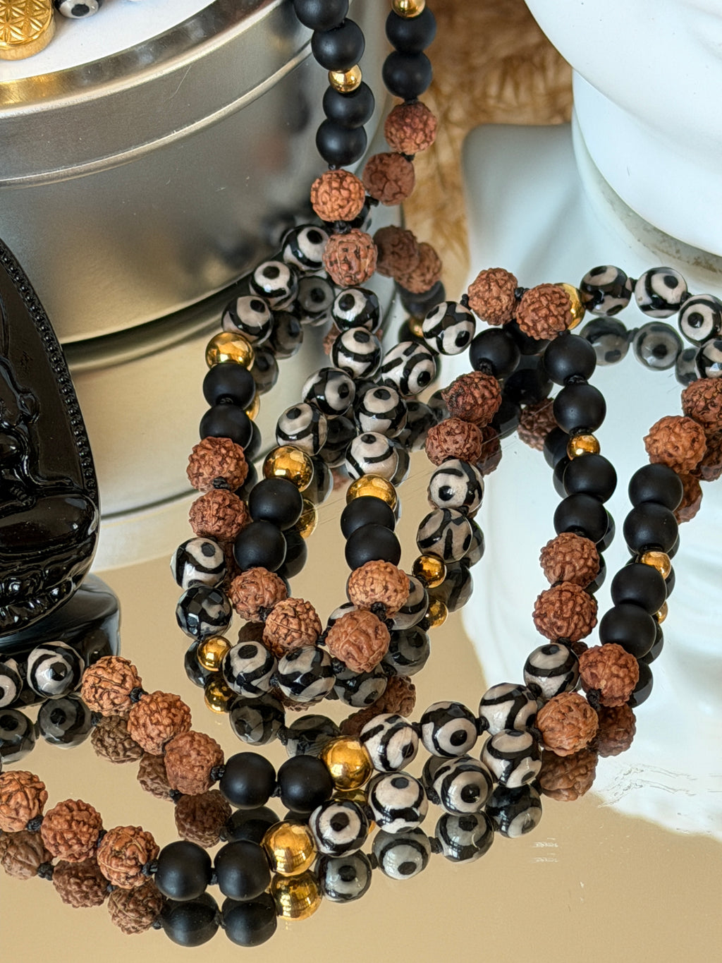 Mala n°132 - Ancrage profond - Agate dzi, Onyx noire matte et graines de Rudraksha