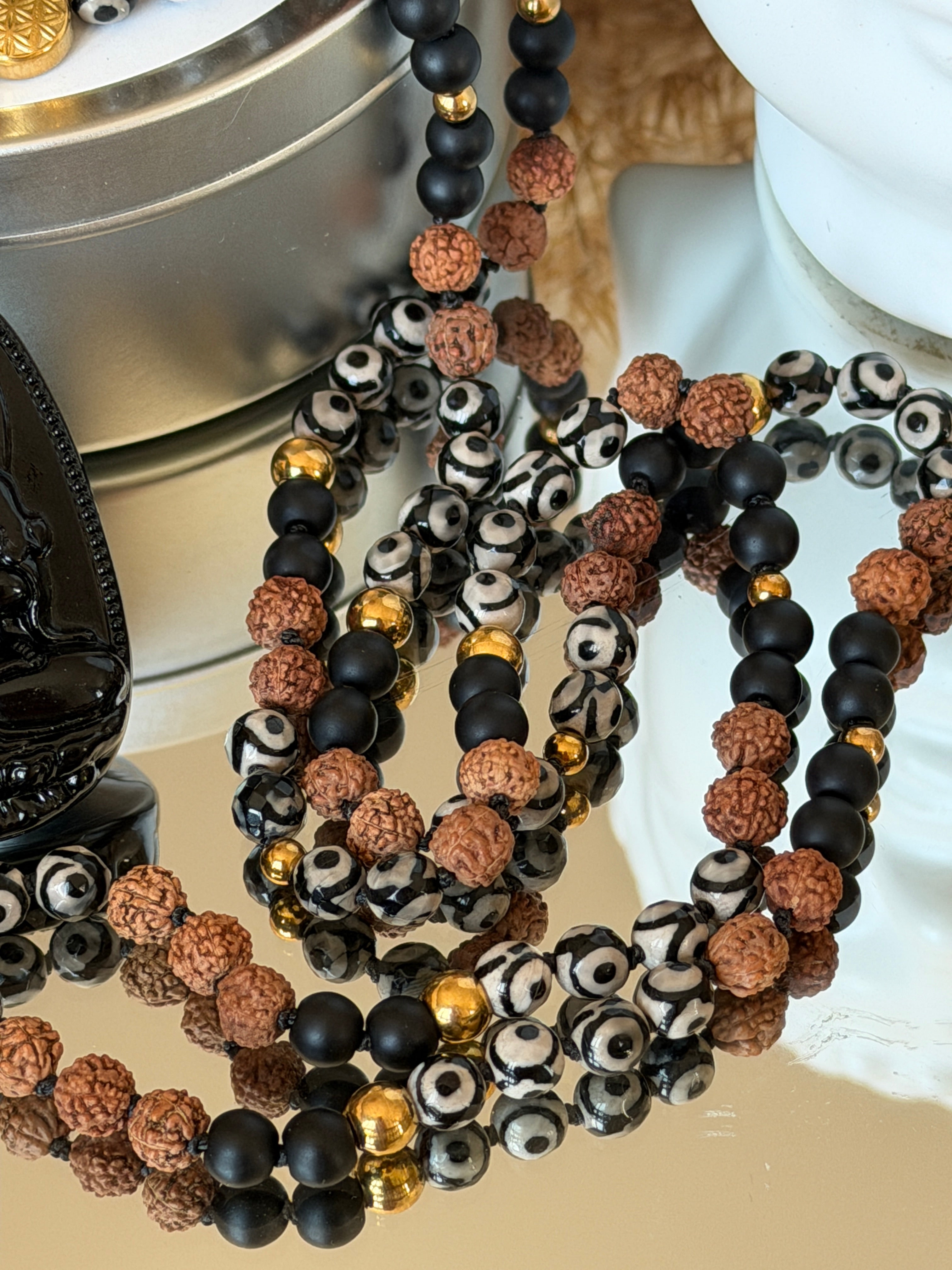 Mala n°132 - Ancrage profond - Agate dzi, Onyx noire matte et graines de Rudraksha