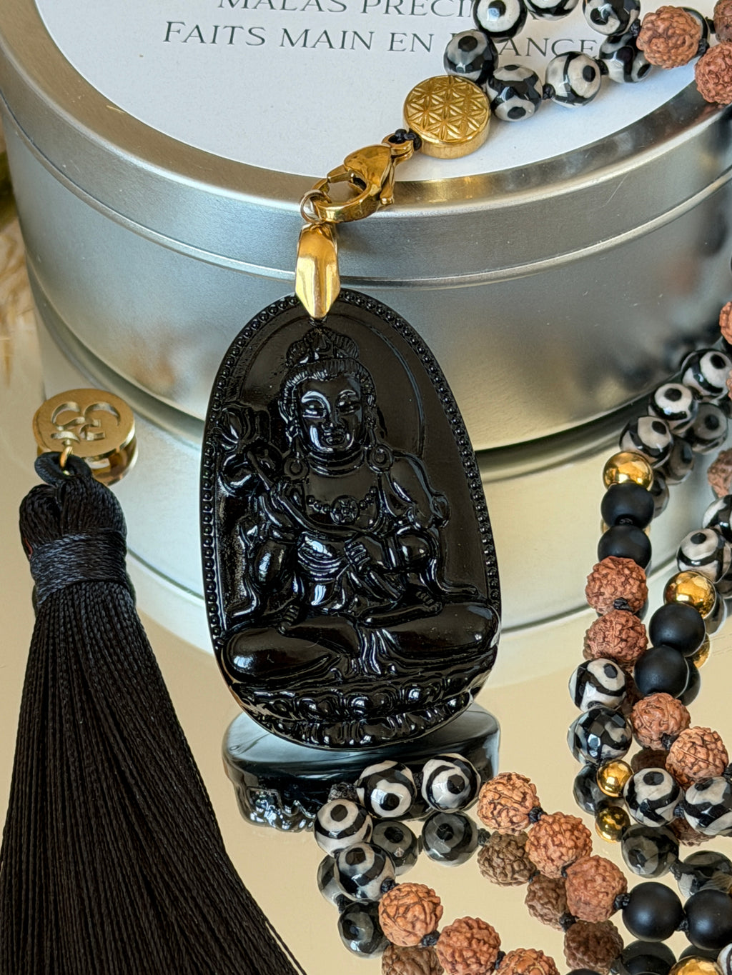 Mala n°132 - Ancrage profond - Agate dzi, Onyx noire matte et graines de Rudraksha