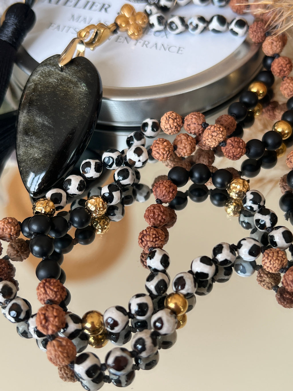 Mala n°40 - Souveraineté intérieure - Agate dzi, graines de Rudraksha et Onyx noir mat