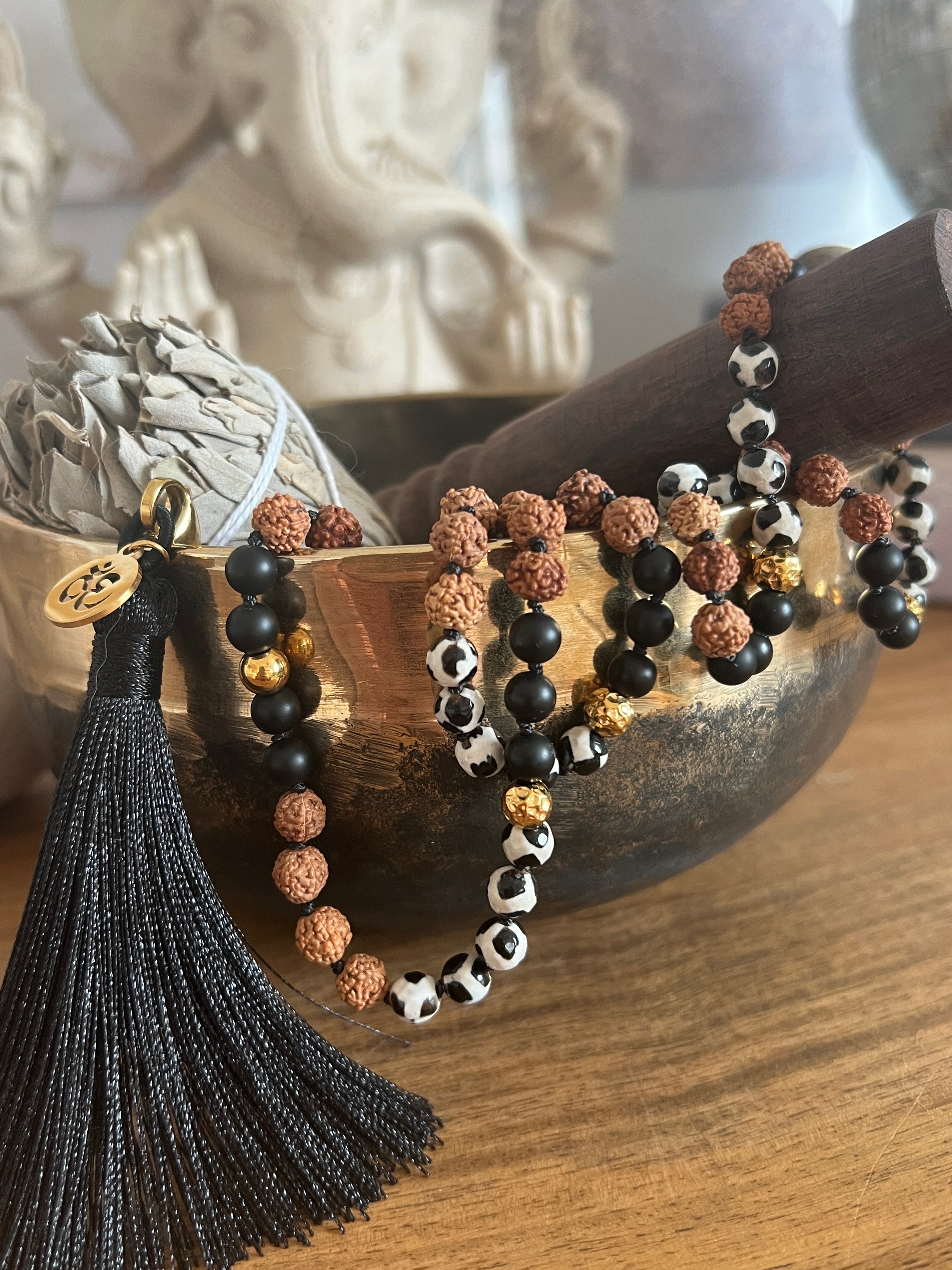 Mala n°40 - Souveraineté intérieure - Agate dzi, graines de Rudraksha et Onyx noir mat
