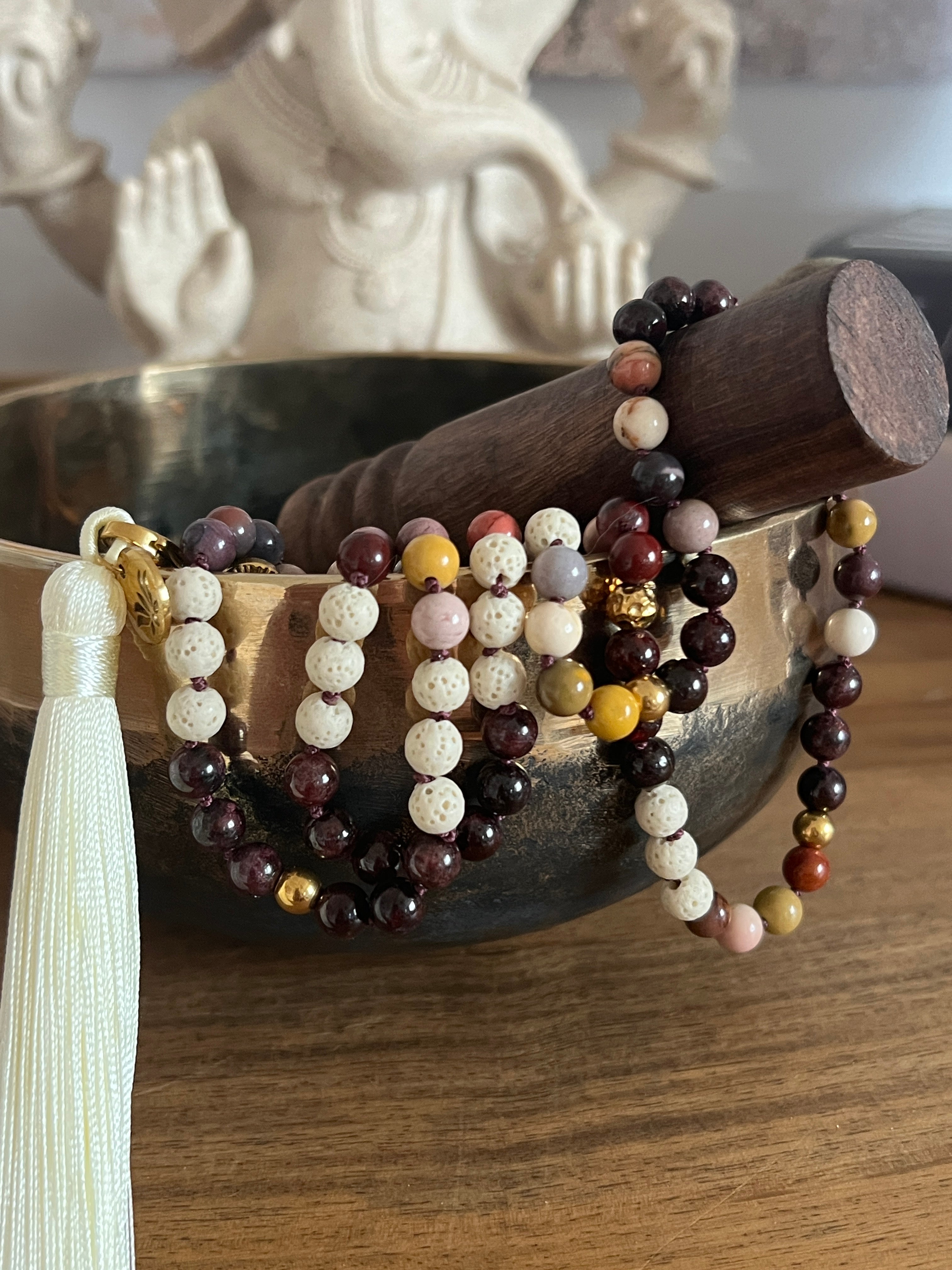 Mala n°56 - Energie de la terre - Grenat, Jaspe mookite et pierre de lave