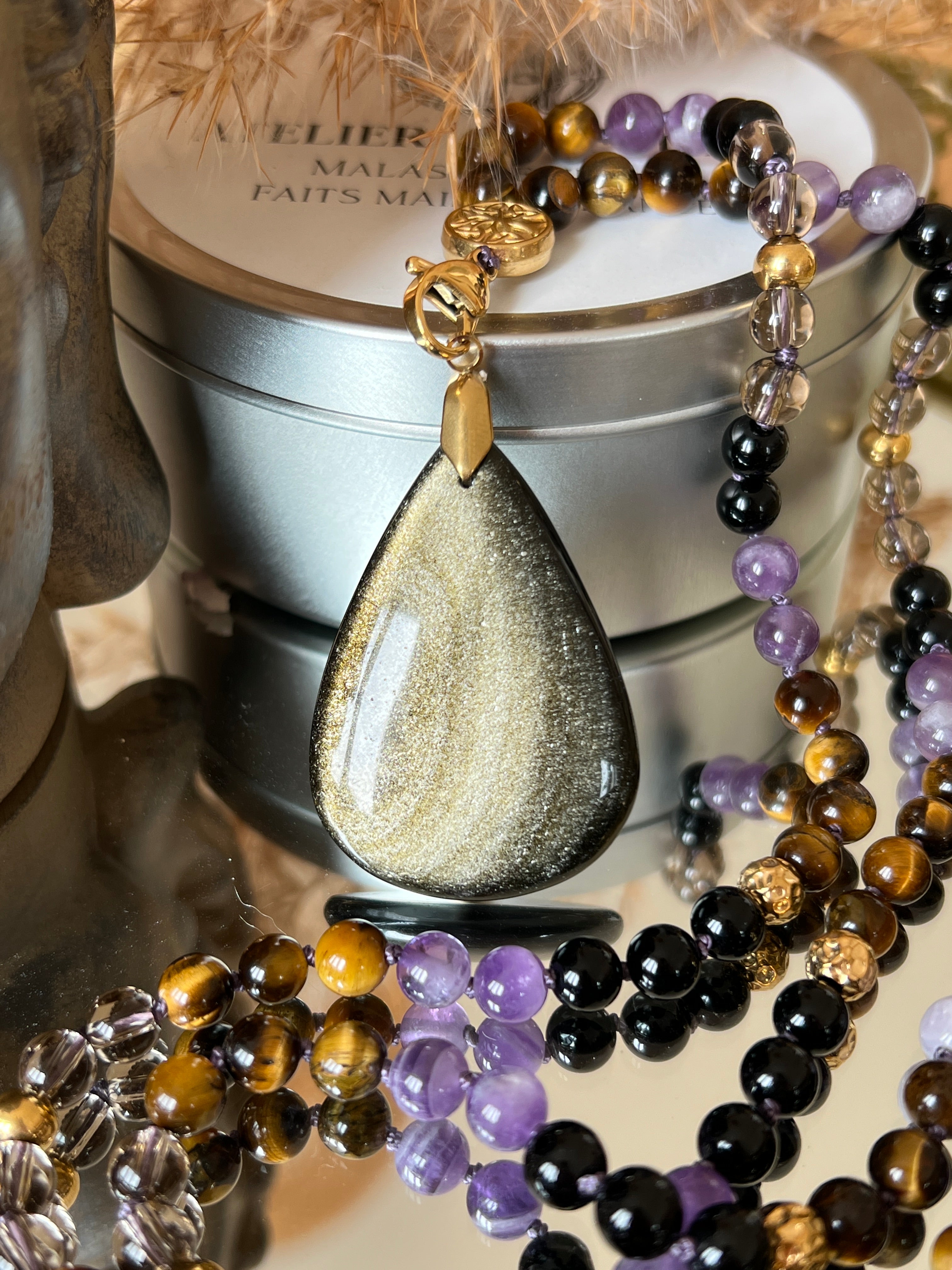 Mala n°46 - Bouclier souverain - Obsidienne noire, Oeil de tigre, Améthyste et Quartz fumé