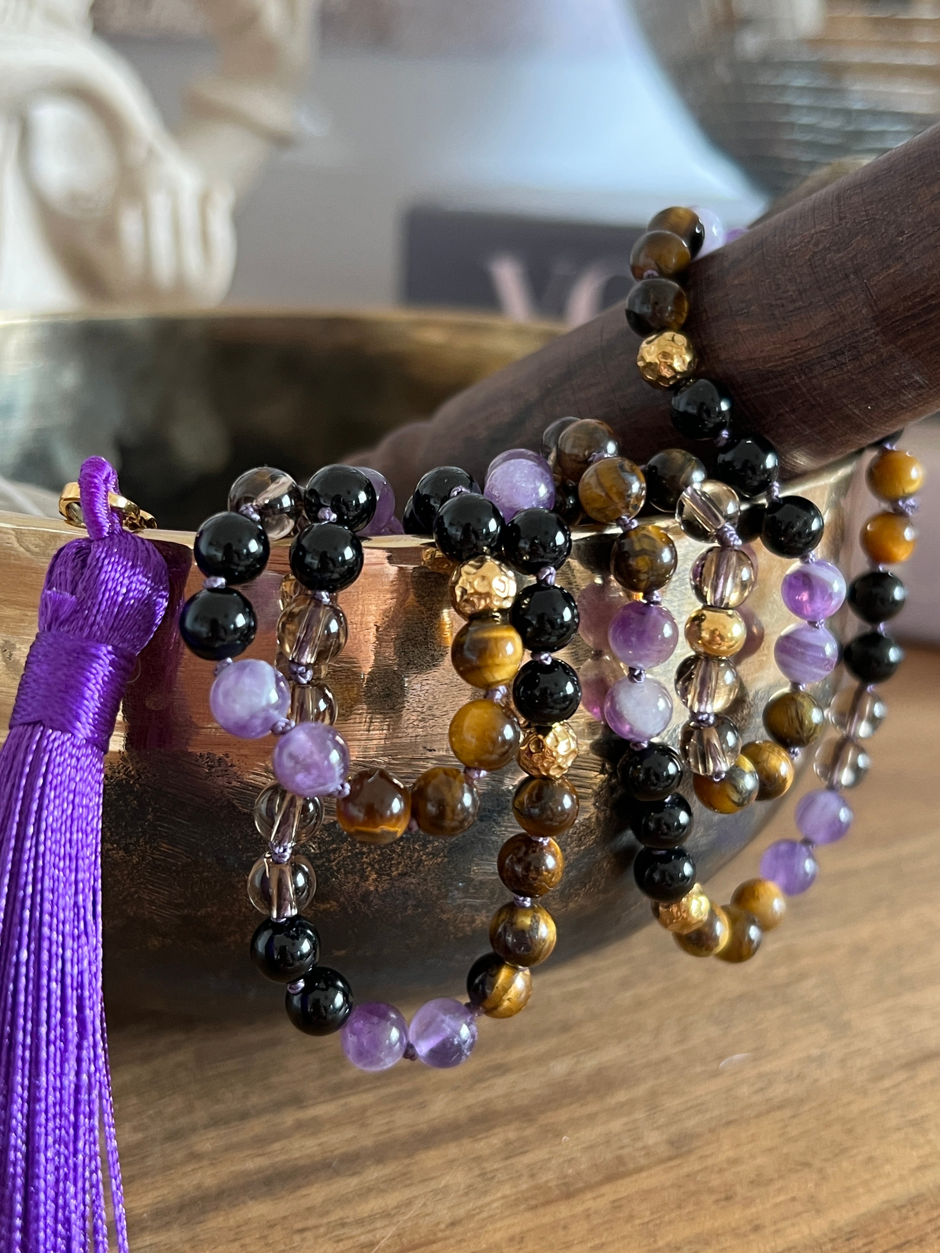 Mala n°46 - Bouclier souverain - Obsidienne noire, Oeil de tigre, Améthyste et Quartz fumé