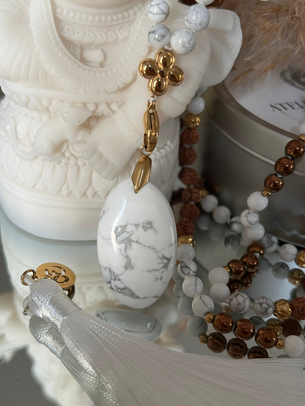 Mala n°51 - Retour au calme - Howlite, Hématite et graines de Rudraksha