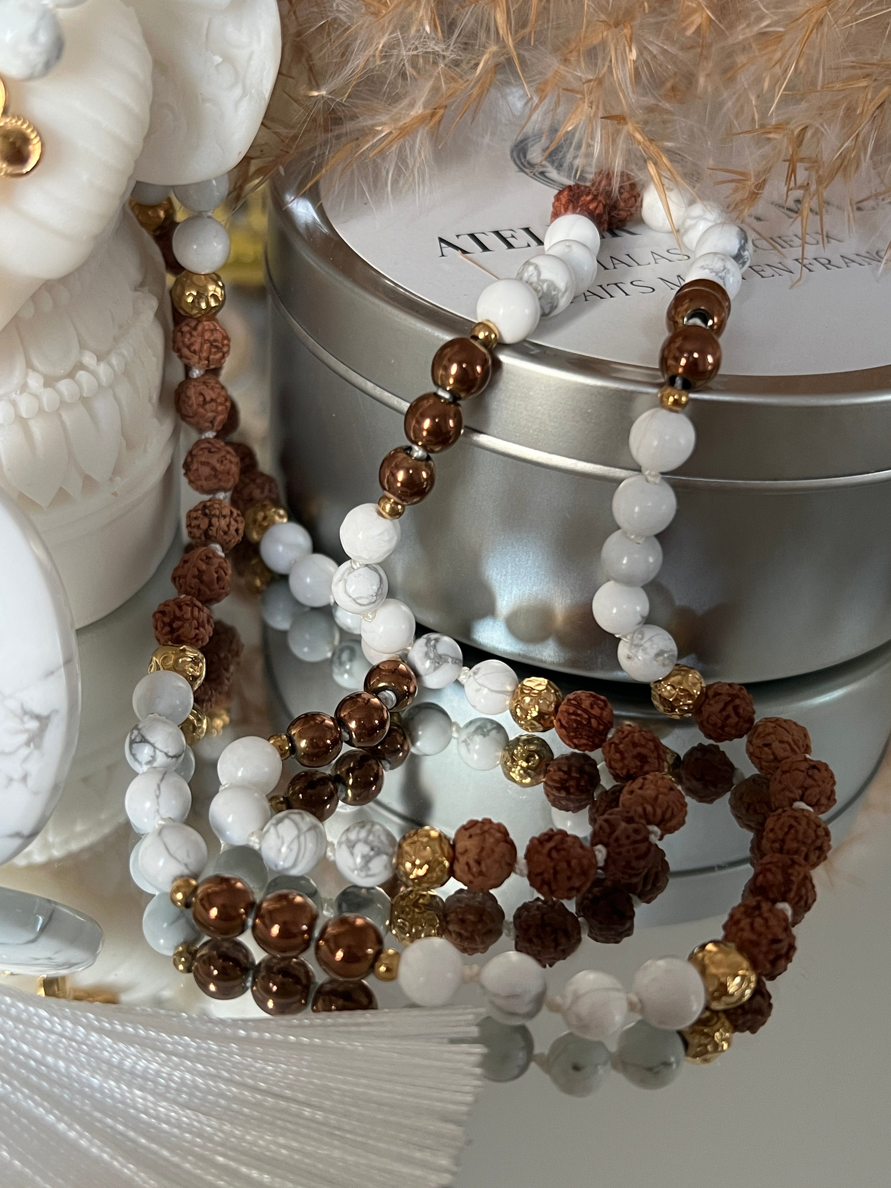 Mala n°51 - Retour au calme - Howlite, Hématite et graines de Rudraksha