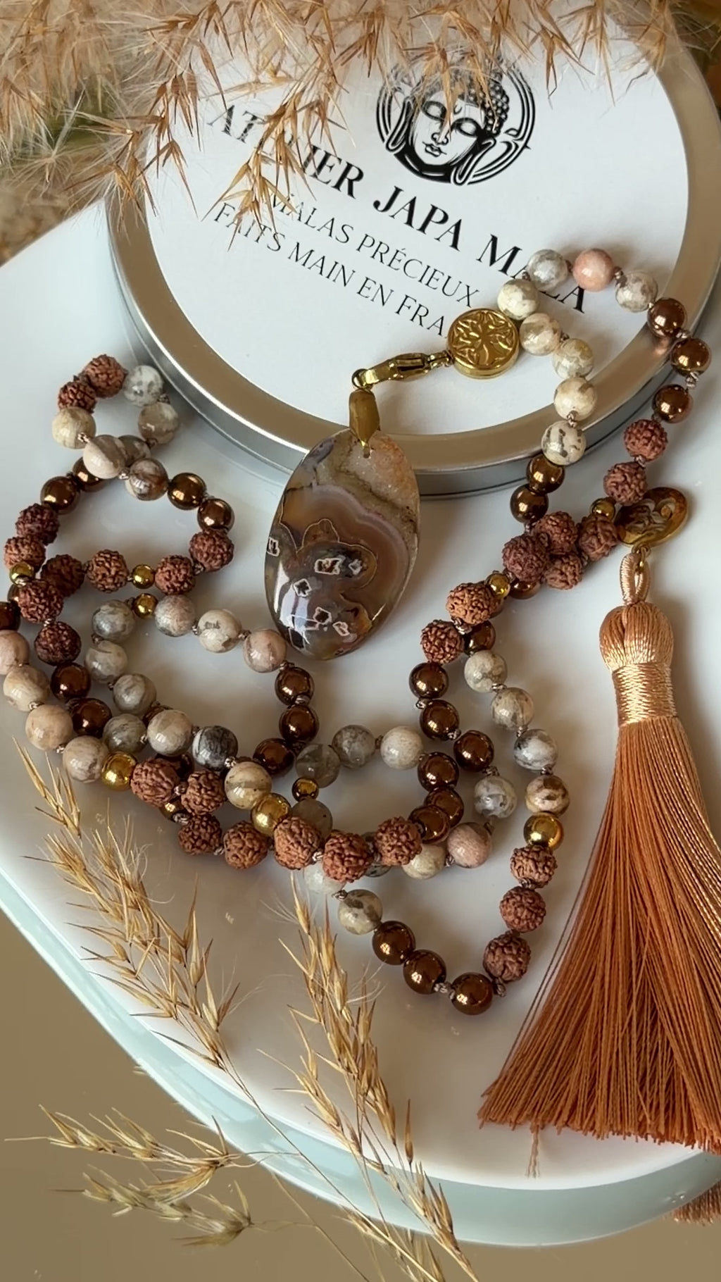 Mala n°122 - Racines intérieures - Feldspath, Hématite et graines de Rudraksha