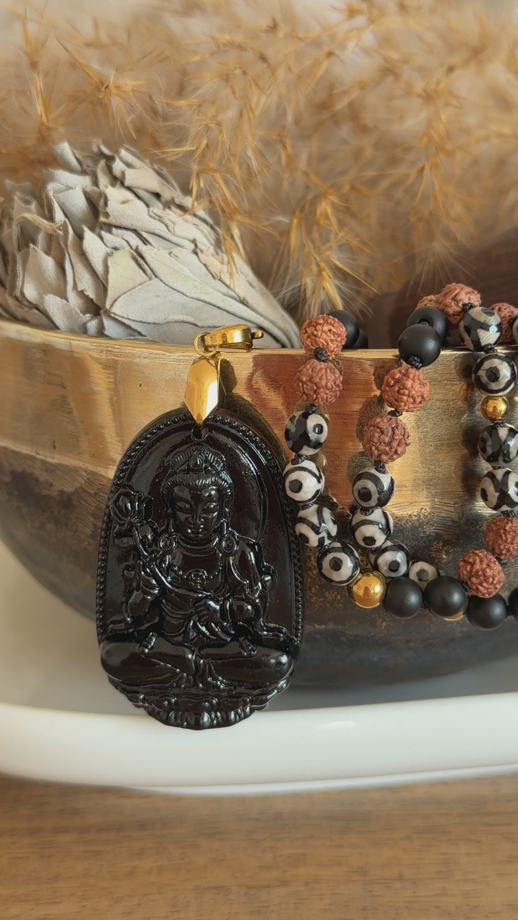 Mala n°132 - Ancrage profond - Agate dzi, Onyx noire matte et graines de Rudraksha