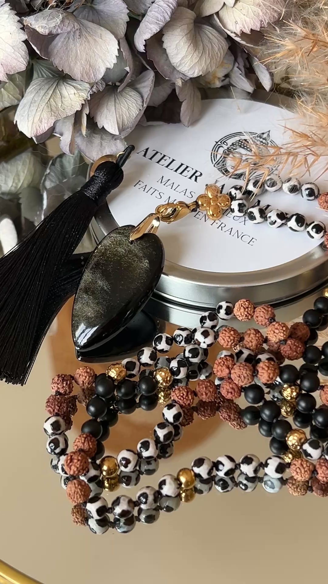 Mala n°40 - Souveraineté intérieure - Agate dzi, graines de Rudraksha et Onyx noir mat