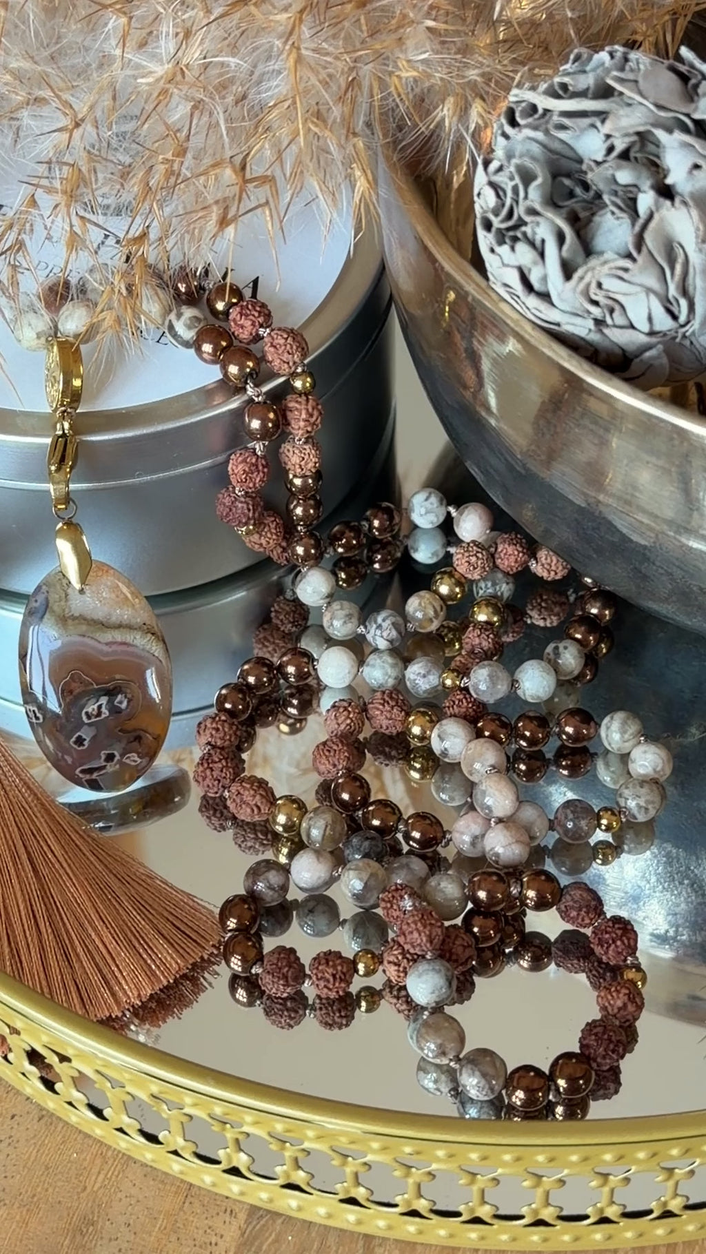 Mala n°122 - Racines intérieures - Feldspath, Hématite et graines de Rudraksha
